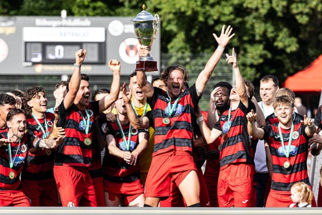 Sport Bilder des Tages Finaltag der Amateure 2026: SC Fortuna Köln - FC Viktoria Köln; Sportpark Höhenberg, Köln; 23.05.2026 FC Viktoria Köln während der Siegerehrung mit dem Pokal, Tobias Eisenhuth (FC Viktoria Köln, 6) Finaltag der Amateure 2026: SC Fortuna Köln - FC Viktoria Köln; Sportpark Höhenberg, Köln; 23.05.2026 *** Final day of the amateurs 2026 SC Fortuna Köln FC Viktoria Köln Sportpark Höhenberg, Cologne 23 05 2026 FC Viktoria Köln during the award ceremony with the trophy, Tobias Eisenhuth FC Viktoria Köln, 6 Final day of the amateurs 2026 SC Fortuna Köln FC Viktoria Köln Sportpark Höhenberg, Cologne 23 05 2026 Copyright: xBEAUTIFULxSPORTS Buriakovx
