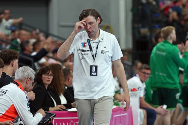 23 05 2026, xovx, Handball Daikin Handball Bundesliga, HSG Wetzlar HC Erlangen Coach Johannes Sellin HC Erlangen disappointed, disappointed looking Wetzlar Buderus Arena Hessen Germany EN