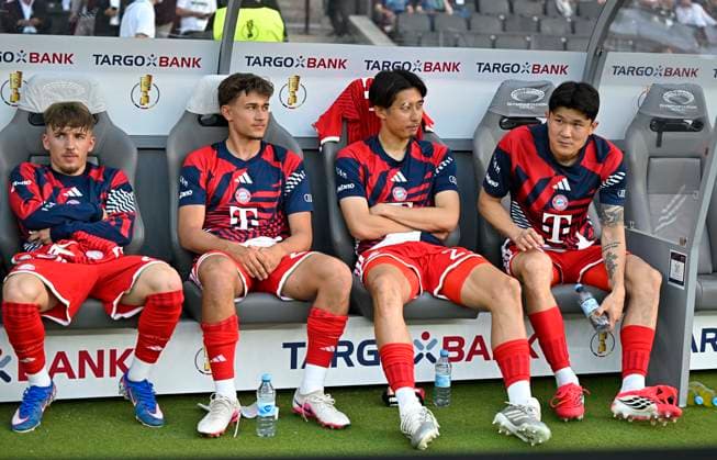 23 05 2026, Football DFB Pokal 2025 2026, Final, FC Bayern Munich VfB Stuttgart, at the Olympiastadion Berlin f l Lennart Karl FC Bayern Munich , Tom Bischof Bayern Munich , Hiroki Ito FC Bayern Munich and Min jae Kim Bayern Munich, Minjae Kim sitting on the bench DFL and DFB regulations prohibit any use of photographs as image sequences and or quasi video