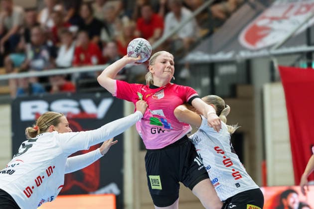 Laura Szabo Zwickau, 6 , Viktoria Marksteiner Halle, 10 , Julia Niewiadomska Zwickau, 44 , SV Union Halle Neustadt vs BSV Sachsen Zwickau, Handball Bundesliga Frauen, Play Offs 5 11 Matchday 6, Season 2025 26, 23 05 2026 Halle SWH Arena Sachsen Anhalt Germany