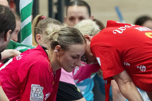Lea Gruber Halle, 19 , Coach Ines Seidler Halle , Bench, SV Union Halle Neustadt vs BSV Sachsen Zwickau, Handball Bundesliga Frauen, Play Offs 5 11 Matchday 6, Season 2025 26, 23 05 2026 Halle SWH Arena Sachsen Anhalt Germany