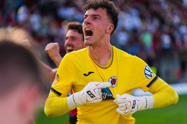 Arne Schulz (Viktoria Köln, 27) und Leonhard Muenst (Viktoria Köln, 05) jubeln nach dem Sieg, Arne Schulz (Viktoria Köln, 27) Deutet aufs Logo Fortuna Köln vs. FC Viktoria Köln, Fussball, Landespokal Mittelrhein 2025 26, Finale, Saison 2025 26, 23.05.2026, Fortuna Köln vs. FC Viktoria Köln, Fussball, Landespokal Mittelrhein, Finale, Saison 2025 26, 23.05.2026 Köln *** Arne Schulz Viktoria Köln, 27 and Leonhard Muenst Viktoria Köln, 05 cheer after the win, Arne Schulz Viktoria Köln, 27 points to the logo Fortuna Köln vs FC Viktoria Köln, Football, Central Rhine Cup 2025 26, Final, 2025 26 season, 23 05 2026, Fortuna Köln vs FC Viktoria Köln, Football, Central Rhine Cup, Final, 2025 26 season, 23 05 2026 Köln Copyright: xEibner-Pressefoto LukasxBaldygax EP_LBA