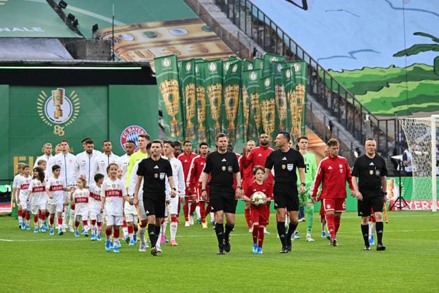 23 05 2026, xsltx, Fußball DFB Pokal Finale, FC Bayern München VfB Stuttgart v l Referee Referee Sven Jablonski leads the teams onto the field DFL DFB REGULATIONS PROHIBIT ANY USE OF PHOTOGRAPHS as IMAGE SEQUENCES and or QUASI VIDEO Berlin