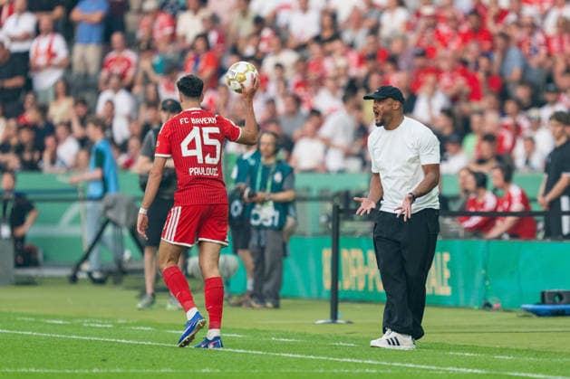 Vincent Kompany FC Bayern Muenchen, Coach angry, Aleksandar Pavlovic FC Bayern Muenchen, 45 at throw-in, GER, FC Bayern Muenchen vs VfB Stuttgart, Football, Men, DFB Pokal, Final, Season 2025 2026, 23 05 2026 DFL REGULATES PROHIBIT ANY USE OF PHOTOGRAPHS AS IMAGE SEQUENCES AND OR QUASI VIDEO GER, FC Bayern Muenchen vs VfB Stuttgart, Football, Men, DFB Pokal, Final, Season 2025 2026, 23 05 2026 Berlin Copyright: xEibner-Pressefoto MaxxVincenx EP_MVN