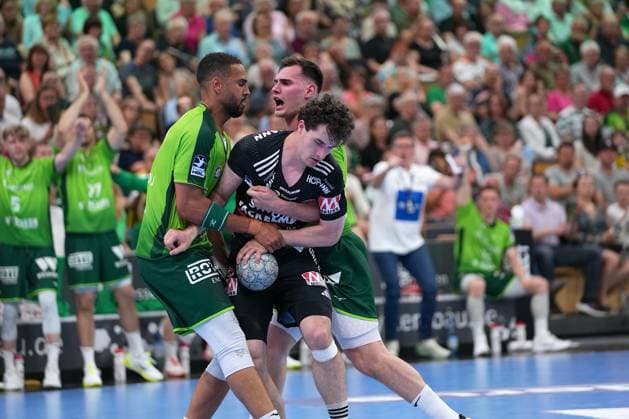 Lucca Bialowas ( 95 Erlangen ) Josip Simic ( 10 Wetzlar ) Philipp Ahouansou ( 19 Wetzlar ) during the Daikin Handball-Bundesliga match between HSG Wetzlar and HC Erlangen at Buderus Arena Wetzlar.  Copyright: xJuliaxKneisslx xSPPx Sportspressphoto_152632