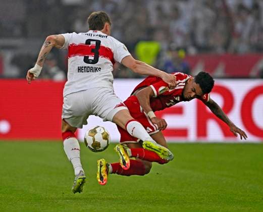 23 05 2026, Football DFB Pokal 2025 2026, Final, FC Bayern Munich VfB Stuttgart, at Olympiastadion Berlin v l Ramon Hendriks Stuttgart v Luis Diaz FC Bayern Munich DFL and DFB regulations prohibit any use of photographs as image sequences and or quasi video