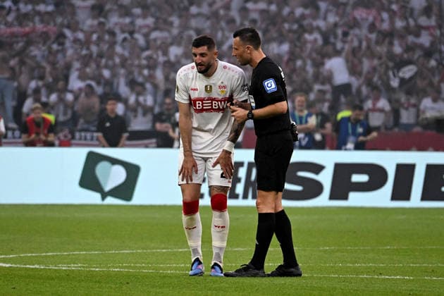 23 05 2026, xsltx, Football DFB Cup Final, FC Bayern Munich VfB Stuttgart v l Jeff Chabot VfB Stuttgart injured, injury, pain, pain Referee Referee Sven Jablonski DFL DFB REGULATIONS PROHIBIT ANY USE OF PHOTOGRAPHS as IMAGE SEQUENCES and or QUASI VIDEO Berlin