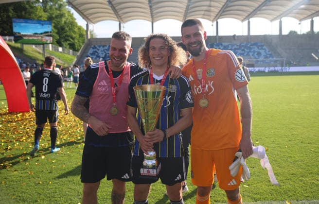 23 05 2026, Football, Men, Sparkassen Pokal Saarland Final, Season 2025 2026, 1 FC Saarbrücken FC 08 Homburg, Patrick Schmidt 1 FC Saarbruecken , Tim Civeja 1 FC Saarbruecken and Phillip Menzel 1 FC Saarbruecken pose with the cup Saarbrücken Ludwigsparkstadion Saarland Germany DEU Copyright: xFabianxKleerx