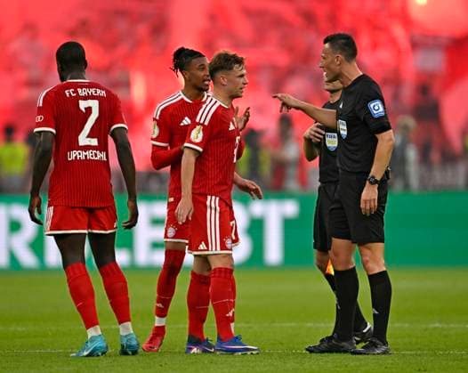 23 05 2026, Football DFB Pokal 2025 2026, Final, FC Bayern Munich VfB Stuttgart, at Olympiastadion Berlin v l Dayot Upamecano FC Bayern Munich , Michael Olise FC Bayern Munich ,and Joshua Kimmich FC Bayern Munich discuss with referee Sven Jablonski Germany DFL and DFB regulations prohibit any use of photographs as image sequences and or quasi video