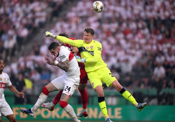 Sport Bilder des Tages Fussball DFB Pokal Finale 2025 2026 in Berlin FC Bayern Muenchen - VfB Stuttgart 23.05.2026 Jeff Chabot (li, VfB Stuttgart) gegen Harry Kane (mi., FC Bayern Muenchen) gegen Torwart Alexander Nuebel (re, VfB Stuttgart) *** Soccer DFB Cup Final 2025 2026 in Berlin FC Bayern Muenchen VfB Stuttgart 23 05 2026 Jeff Chabot left, VfB Stuttgart against Harry Kane mi , FC Bayern Muenchen against goalkeeper Alexander Nuebel right, VfB Stuttgart