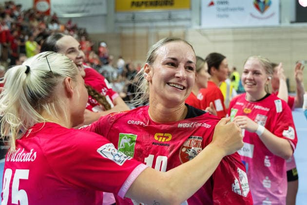 Lilli Röpcke Halle, 25 , Lea Gruber Halle, 19 , Cheers after the 37 21 home win, SV Union Halle Neustadt vs BSV Sachsen Zwickau, Handball Bundesliga Frauen, Play Offs 5 11 Matchday 6, Season 2025 26, 23 05 2026 Halle SWH Arena Sachsen Anhalt Germany