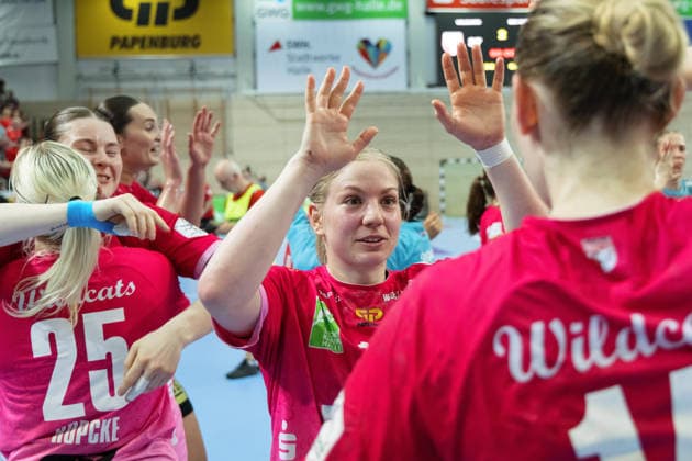 Wildcats cheer after 37 21 home win, SV Union Halle Neustadt vs BSV Sachsen Zwickau, Handball Bundesliga Frauen, Play Offs 5 11 Matchday 6, Season 2025 26, 23 05 2026 Halle SWH Arena Sachsen Anhalt Germany