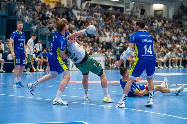 Daniel Astrup Pedersen, Circle shooter, TSV GWD Minden 3 , Teitur Oern Einarsson, Backcourt, VfL Gummersbach 14 , Tom Kiesler, Backcourt, VfL Gummersbach 30 , VfL Gummersbach vs TSV GWD Minden, Daikin Handball Bundesliga, Men , Matchday 30, 23 05 2026 Gummersbach NRW Germany Copyright: xkolbert-press MartinxWdziecznyx