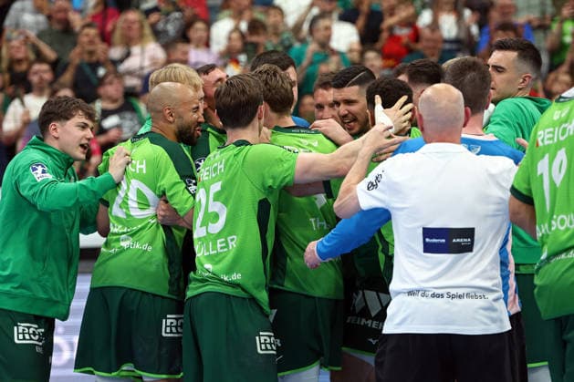 23 05 2026, xovx, Handball Daikin Handball Bundesliga, HSG Wetzlar HC Erlangen The players of HSG Wetzlar celebrate the 29 26 victory against HC Erlangen Wetzlar Buderus Arena Hessen Germany EN