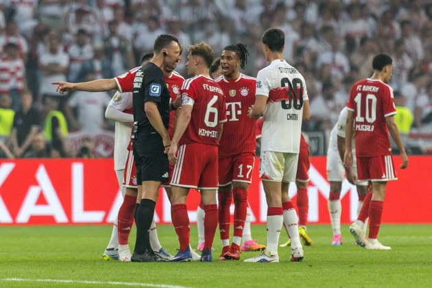 GER, DFB Cup final, training and press conference, FC Bayern Munich VfB Stuttgart 23 05 2026, Olympic Stadium, Olympic Stadium, GER, DFB Cup final, training and press conference, FC Bayern Munich VfB Stuttgart Joshua Kimmich FC Bayern Munich 6 and Michael Olise FC Bayern Munich 17 discuss Sven Jablonski, referee Â nordphotoxGmbHxx xAlexanderxTrienitz nph00051