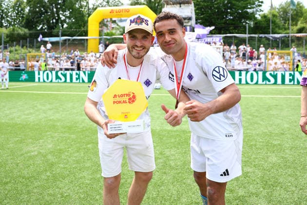 8 Piet Oldag HEBC and 27 Lionel von Zitzewitz HEBC celebrate winning the Hamburg Lotto Cup Football I Mens I Lotto Cup I 2025 2026 season I Final I SC Vorwärts Wacker04 Billstedt HEBC I 23 05 2026 I Hoheluft stadium