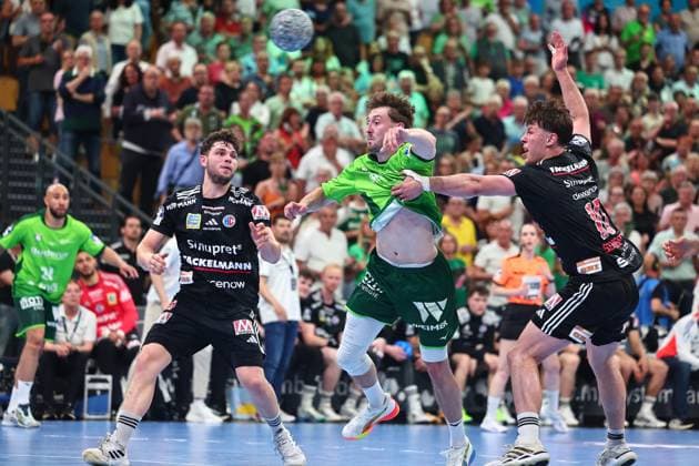 Goal shot by Niklas Theiss HSG Wetzlar, 09 , left Tobias Buck HC Erlangen, 39 , right Florian Scheerer HC Erlangen, 10 GER, HSG Wetzlar vs HC Erlangen, Handball, 1 Bundesliga, Matchday 32, Season 2025 2026, 23 05 2026 GER, HSG Wetzlar vs HC Erlangen, Handball, 1 Bundesliga, Matchday 32, Season 2025 2026, 23 05 2026 Wetzlar Copyright: xEibner-Pressefoto RenexWeissx EP_RWS