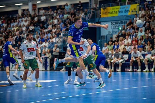 Sport Bilder des Tages Daikin Handball Bundesliga, VfL Gummersbach - GWD Minden, 23.05.2026 Miro Schluroff (VfL Gummersbach, 15), Malte Donker (GWD Minden 39), Kay Smits (VfL Gummersbach, 31), Daikin Handball Bundesliga, VfL Gummersbach - GWD Minden, 23.05.2026 *** Daikin Handball Bundesliga, VfL Gummersbach GWD Minden, 23 05 2026 Miro Schluroff VfL Gummersbach, 15 , Malte Donker GWD Minden 39 , Kay Smits VfL Gummersbach, 31 , Daikin Handball Bundesliga, VfL Gummersbach GWD Minden, 23 05 2026 Copyright: xBEAUTIFULxSPORTS Erlhofx