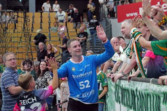 23 05 2026, xovx, Handball Daikin Handball Bundesliga, HSG Wetzlar HC Erlangen The players of HSG Wetzlar celebrate the 29 26 victory against HC Erlangen with their fans from Eintracht Frankfurt, in front Andreas Palicka HSG Wetzlar Wetzlar Buderus Arena Hessen Germany EN