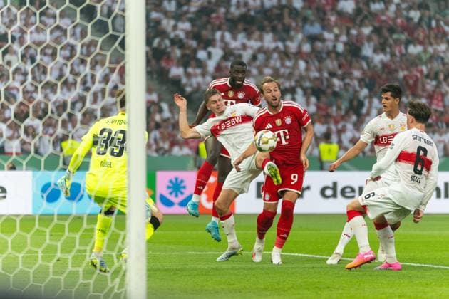 Ramon Hendriks VfB Stuttgart, 03 klaert vor Harry Kane FC Bayern Muenchen, 9 , GER, FC Bayern Muenchen vs VfB Stuttgart, Football, Men, DFB Pokal, Final, Season 2025 2026, 23 05 2026 DFL REGULATES PROHIBIT ANY USE OF PHOTOGRAPHS AS IMAGE SEQUENCES AND OR QUASI VIDEO GER, FC Bayern Muenchen vs VfB Stuttgart, Football, Men, DFB Pokal, Final, Season 2025 2026, 23 05 2026 Berlin Copyright: xEibner-Pressefoto MaxxVincenx EP_MVN