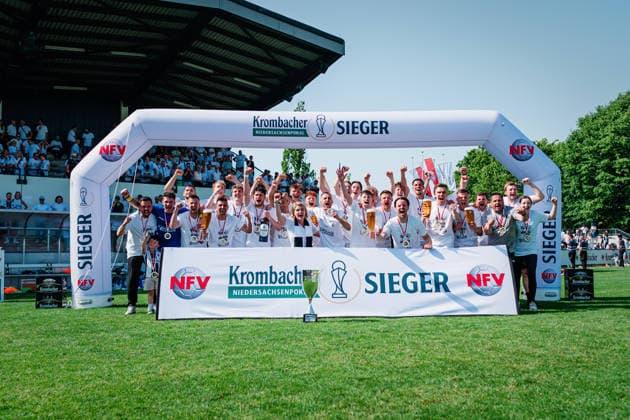 Lower Saxony Cup TuS Bersenbrück vs Lüneburger SK, 23 05 2026 CHEERS, EMOTIONS, the team from Lüneburger SK celebrates the cup victory against TuS Bersenbrück Cup winner TuS Bersenbrück vs Lüneburger SK on 23 05 2026 at August Wenzel Stadium, Barsinghausen Copyright: xBEAUTIFULxSPORTS Tonhäuserx