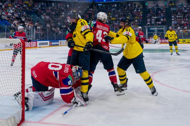 FRIBOURG, SWITZERLAND MAY 23 scramble in front of goalkeeper Henrik Haukeland of Norway L during the 2026 IIHF Ice Hockey World Championship Switzerland game between Norway and Sweden at BCF Arena on May 23, 2026 in Fribourg, Fribourg Fribourg BCF Arena Fribourg Switzerland Copyright: xJustPictures.ch JarixPestelaccix jp-en-EuSpIm-JP6_JAR_Norway_Sweden_23May2026_00045