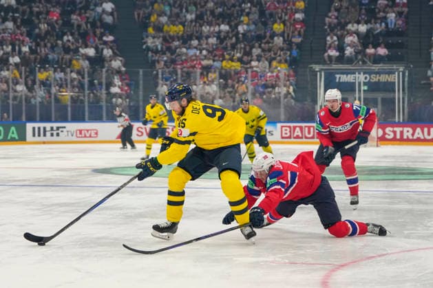 FRIBOURG, SWITZERLAND MAY 23 Jacob de la Rose of Sweden L tripped by Johannes Johannesen of Norway R during the 2026 IIHF Ice Hockey World Championship Switzerland game between Norway and Sweden at BCF Arena on May 23, 2026 in Fribourg, Fribourg Fribourg BCF Arena Fribourg Switzerland Copyright: xJustPictures.ch JarixPestelaccix jp-en-EuSpIm-JP6_JAR_Norway_Sweden_23May2026_00031