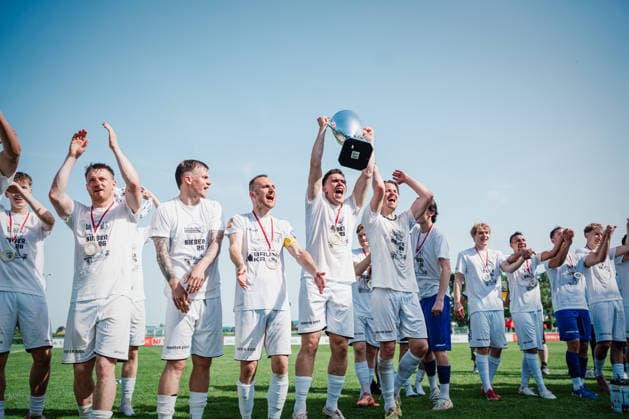 Lower Saxony Cup TuS Bersenbrück vs Lüneburger SK, 23 05 2026 Malte Meyer Lüneburger SK Hansa, 17 with cup CHEERS, EMOTIONS, the team from Lüneburger SK celebrates the cup victory against TuS Bersenbrück Cup winner TuS Bersenbrück vs Lüneburger SK on 23 05 2026 at August Wenzel Stadium, Barsinghausen Copyright: xBEAUTIFULxSPORTS Tonhäuserx