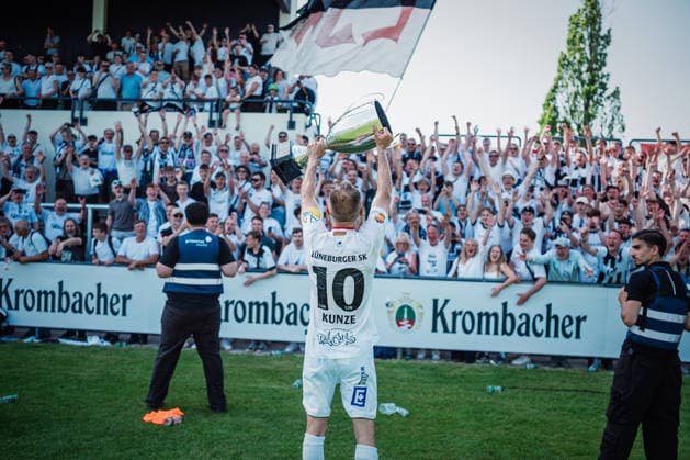 Lower Saxony Cup TuS Bersenbrück vs Lüneburger SK, 23 05 2026 Marian Andre Kunze Lüneburger SK Hansa, 10 with cup CHEERS, EMOTIONS, the team from Lüneburger SK celebrates the cup victory against TuS Bersenbrück Cup winner TuS Bersenbrück vs Lüneburger SK on 23 05 2026 at August Wenzel Stadium, Barsinghausen Copyright: xBEAUTIFULxSPORTS Tonhäuserx