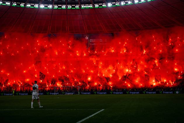 Sport Bilder des Tages Bengalos, pyrotechnics, Rauch steigt auf im Bayern Fanblock. xettx, Deutschland, Berlin, 23.05.2026, Fussball, DFB-Pokal: FC Bayern Muenchen vs VfB Stuttgart, Saison 2025 2026, Finale, Olympiastadion DFL DFB REGULATIONS PROHIBIT ANY USE OF PHOTOGRAPHS AS IMAGE SEQUENCES AND OR QUASI-VIDEO. *** Bengalos, pyrotechnics, smoke rises in Bayern fan block xettx, Germany, Berlin, 23 05 2026, Football, DFB Pokal FC Bayern Muenchen vs VfB Stuttgart, Season 2025 2026, Final, Olympiastadion DFL DFB REGULATIONS PROHIBIT ANY USE OF PHOTOGRAPHS AS IMAGE SEQUENCES AND OR QUASI VIDEO