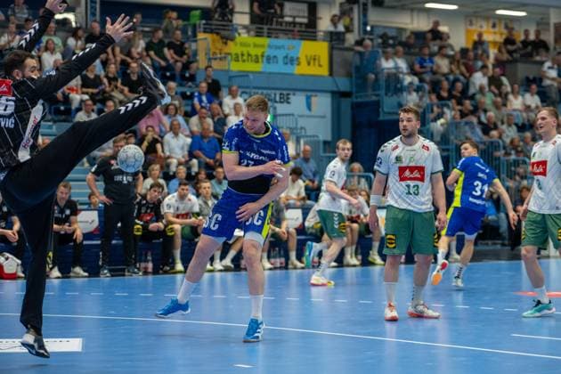 Kristjan Horžen, Circle Winger, VfL Gummersbach 27 , Tibor Ivaniöevic, Goalkeeper, TSV GWD Minden 16 , VfL Gummersbach vs TSV GWD Minden, Daikin Handball Bundesliga, Men , Matchday 30, 23 05 2026 Gummersbach NRW Germany Copyright: xkolbert-press MartinxWdziecznyx