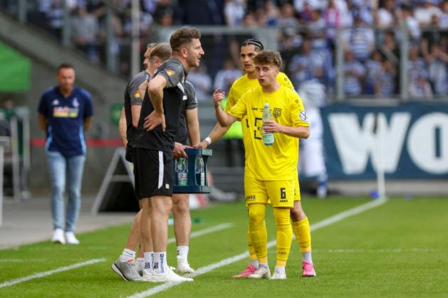 23 05 2026, GER, Football, Men, Niederrheinpokal Final, Season 2025 2026, SC St Tönis MSV Duisburg Coach Bekim Kastrati St Tönis talks to Luca Esposito St Tönis Duisburg schauinsland reisen Arena Nordrhein Westfalen Germany Copyright: xAdrianxSchlüterx