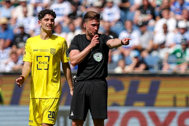 23 05 2026, GER, Football, Men, Niederrheinpokal Final, Season 2025 2026, SC St Tönis MSV Duisburg Referee Jan Peter Weßels points to the penalty spot Duisburg schauinsland reisen Arena Nordrhein Westfalen Germany Copyright: xAdrianxSchlüterx