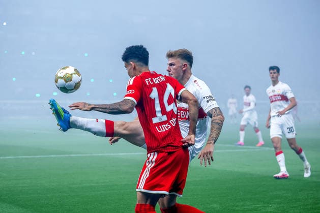 Sport Bilder des Tages 23.05.2026, Fußball, 83. DFB-Pokal Finale,, FC Bayern München - VfB Stuttgart, Olympioastadion Berlin, Saison 2025 2026: Luis Diaz (FC Bayern Muenchen 14) im Zweikampf gegen Finn Jeltsch (VfB Stuttgart 29) im Nebel DFB regulations prohibit any use of photographs as image sequences and or quasi-video. Berlin Deutschland *** 23 05 2026, Football, 83 DFB Pokal Final,, FC Bayern München VfB Stuttgart, Olympioastadion Berlin, Saison 2025 2026 Luis Diaz FC Bayern Muenchen 14 in duel against Finn Jeltsch VfB Stuttgart 29 in fog DFB regulations prohibit any use of photographs as image sequences and or quasi video Berlin Germany