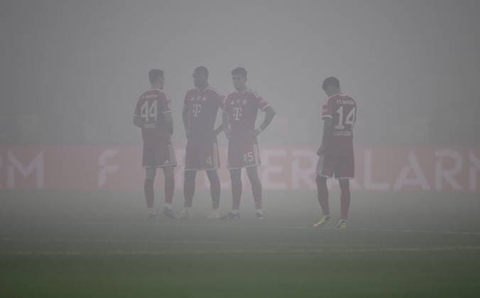 Football DFB Cup Final 2025 2026 in Berlin FC Bayern Muenchen VfB Stuttgart 23 05 2026 The fans of both teams in the Berlin Olympic Stadium with smoke bombs, phyrotechnics, Bengal fire, the stadium is in fog, here the players of FC Bayern Muenchen , from left , Josip Stanisic, Jonathan Tah, Aleksandar Pavlovic, Luis Diaz