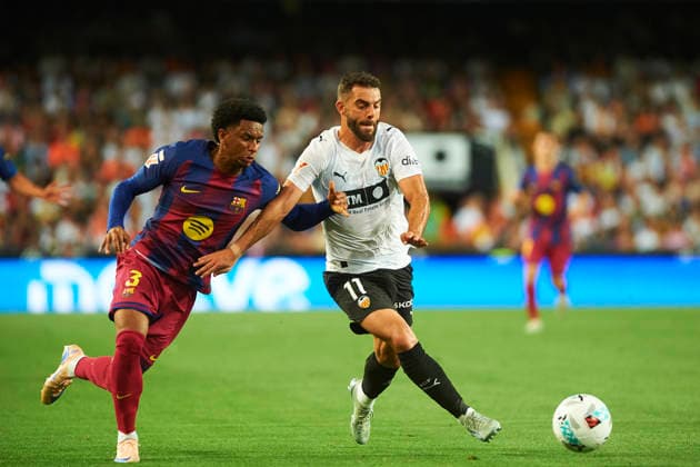 Alejandro Balde FC Barcelona and Luis Rioja Valencia CF during the LaLiga EA Sports match between Valencia CF and FC Barcelona at Estadio de Mestalla on May 23, 2026 in Valencia, Spain Photo by Maria Jose Segovia DeFodi Images