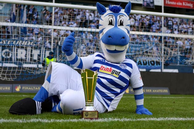 23 05 2026, GER, football, men, Niederrheinpokal final, season 2025 2026, SC St Tönis MSV Duisburg the mascot Ennatz shows the Niederrheinpokal Duisburg schauinsland reisen Arena Nordrhein Westfalen Germany Copyright: xAdrianxSchlüterx