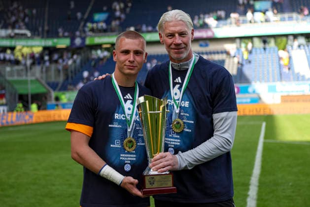 23 05 2026, GER, Football, Men, Niederrheinpokal Final, Season 2025 2026, SC St Tönis MSV Duisburg Maximilian Braune MSV Duisburg and Sven Beuckert show the Niederrheinpoakl Duisburg schauinsland reisen Arena Nordrhein Westfalen Germany Copyright: xAdrianxSchlüterx
