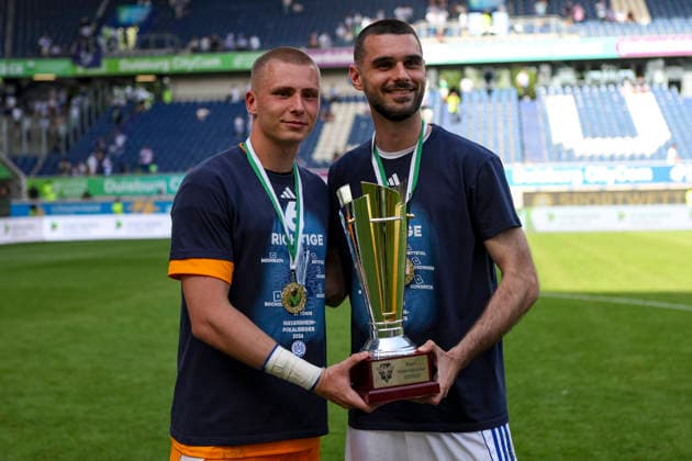23 05 2026, GER, Football, Men, Niederrheinpokal Final, Season 2025 2026, SC St Tönis MSV Duisburg Maximilian Braune MSV Duisburg and Rasim Bulic MSV Duisburg with the Niederrheinpokal Duisburg schauinsland reisen Arena Nordrhein Westfalen Germany Copyright: xAdrianxSchlüterx
