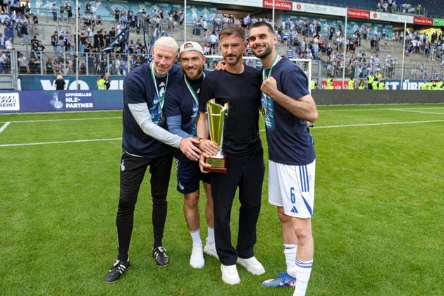 23 05 2026, GER, Football, Men, Niederrheinpokal Final, Season 2025 2026, SC St Tönis MSV Duisburg Sven Beuckert, Maximilian Dittgen MSV Duisburg , Branimir Bajic and Rasim Bulic MSV Duisburg show the Niederrheinpokal Duisburg schauinsland reisen Arena Nordrhein Westfalen Germany Copyright: xAdrianxSchlüterx