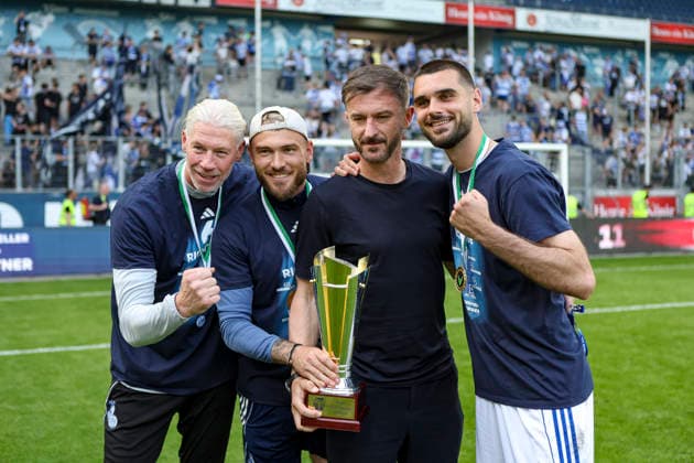 23 05 2026, GER, Football, Men, Niederrheinpokal Final, Season 2025 2026, SC St Tönis MSV Duisburg Sven Beuckert, Maximilian Dittgen MSV Duisburg , Branimir Bajic and Rasim Bulic MSV Duisburg show the Niederrheinpokal Duisburg schauinsland reisen Arena Nordrhein Westfalen Germany Copyright: xAdrianxSchlüterx
