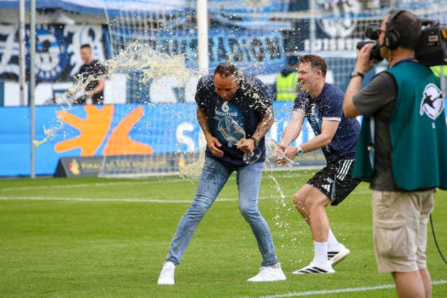 23 05 2026, GER, Football, Men, Niederrheinpokal Final, Season 2025 2026, SC St Tönis MSV Duisburg coach Dietmar Hirsch MSV Duisburg gets a beer shower from co-coach Marvin Höner Duisburg schauinsland reisen Arena Nordrhein Westfalen Germany Copyright: xAdrianxSchlüterx