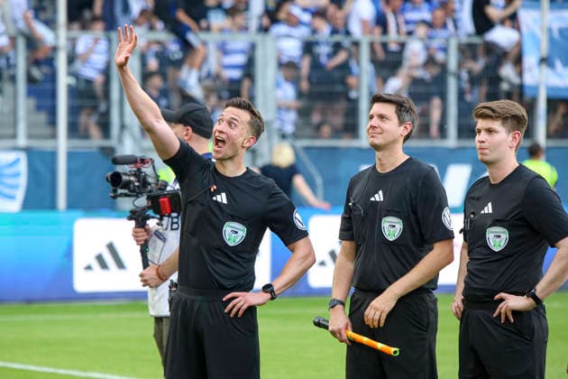 23 05 2026, GER, Football, Men, Niederrheinpokal Final, Season 2025 2026, SC St Tönis MSV Duisburg Referee Jan Peter Weßels gestures, gestures and facial expressions Duisburg schauinsland reisen Arena Nordrhein Westfalen Germany Copyright: xAdrianxSchlüterx
