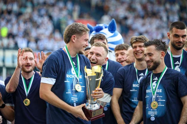 23 05 2026, GER, football, men, Niederrheinpokal final, season 2025 2026, SC St Tönis MSV Duisburg Aljaz Casar MSV Duisburg holds the Niederrhein Pokal Duisburg schauinsland reisen Arena Nordrhein Westfalen Germany Copyright: xAdrianxSchlüterx