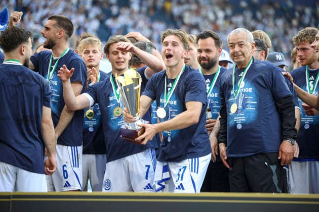 23 05 2026, GER, Football, Men, Niederrheinpokal Final, Season 2025 2026, SC St Tönis MSV Duisburg Patrick Sussek MSV Duisburg holds the Niederrhein Pokal Duisburg schauinsland reisen Arena Nordrhein Westfalen Germany Copyright: xAdrianxSchlüterx