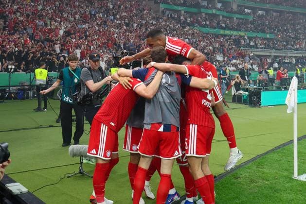 the team celebrates the goal by Harry Kane 9 FC Bayern Muenchen for 2 0, FC Bayern Muenchen vs VfB Stuttgart, Football, 83 DFB Pokalfinale, 23 05 2026 DFL DFB regulations prohibit any use of photographs as image sequences and or quasi video Berlin Berlin Germany Copyright: xkolbert-press ChristianxKolbertx