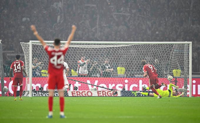 Sport Bilder des Tages TOR zum 3:0 Harry Kane FC Bayern Muenchen FCB (09) Elfmeter, Strafstoss Torschuss Aktion Torchance gegen Torwart Alexander Nuebel VfB Stuttgart (33) Josip Stanisic FC Bayern Muenchen FCB (44) Torjubel 83. DFB Pokalfinale FC Bayern Muenchen FCB vs VFB Stuttgart Olympiastadion Berlin 23.05.2026 DFL REGULATIONS PROHIBIT ANY USE OF PHOTOGRAPHS AS IMAGE SEQUENCES AND OR QUASI-VIDEO 83. DFB Pokalfinale FC Bayern Muenchen FCB vs VFB Stuttgart *** GOAL for 3 0 Harry Kane FC Bayern Muenchen FCB 09 Penalty kick, Penalty kick Goal kick Action Goal chance against goalkeeper Alexander Nuebel VfB Stuttgart 33 Josip Stanisic FC Bayern Muenchen FCB 44 Goal celebration 83 DFB Pokalfinale FC Bayern Muenchen FCB vs VFB Stuttgart Olympiastadion Berlin 23 05 2026 DFL REGULATIONS PROHIBIT ANY USE OF PHOTOGRAPHS AS IMAGE SEQUENCES AND OR QUASI VIDEO 83 DFB Pokalfinale FC Bayern Muenchen FCB vs VFB Stuttgart