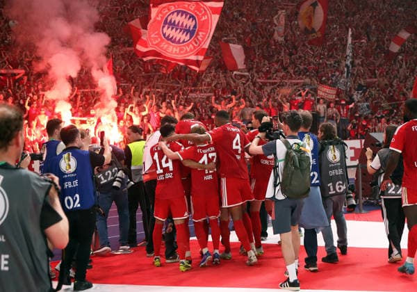 Sport Bilder des Tages Fussball, Herren, DFB-Pokal Finale, Saison 2025 2026, FC Bayern München - VFB Stuttgart, Olympiastadion Berlin 3:0 durch Harry Kane (FC Bayern München) Tor, Torjubel bei den Fans DFB, DFL regulations prohibit any use of photographs as image sequences and or quasi-video *** Football, Men, DFB Cup Final, Season 2025 2026, FC Bayern Munich VFB Stuttgart, Olympiastadion Berlin 3 0 by Harry Kane FC Bayern Munich goal, goal celebration by the fans DFB, DFL regulations prohibit any use of photographs as image sequences and or quasi video