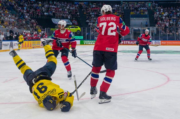 FRIBOURG, SWITZERLAND MAY 23 Stian Solberg of Norway R against Carl Grundstrom of Sweden C during the 2026 IIHF Ice Hockey World Championship Switzerland game between Norway and Sweden at BCF Arena on May 23, 2026 in Fribourg, Fribourg Fribourg BCF Arena Fribourg Switzerland Copyright: xJustPictures.ch JarixPestelaccix jp-en-EuSpIm-JP6_JAR_Norway_Sweden_23May2026_00063