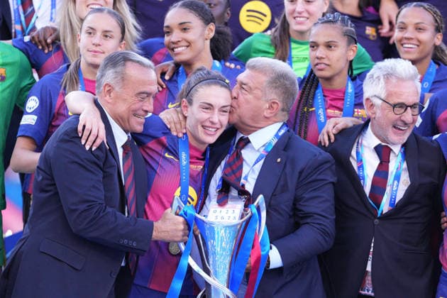 OSLO, NORWAY - 23 MAY 2026: Club President Joan Laporta gives Captain Alexia Putellas of FC Barcelona, Barca Femeni a kiss, as FC Barcelona Femeni are crowned queens of Europe after winning the 2026 UEFA Women s Champions League Final match between FC Barcelona Femeni and OL Lyonnes at Ullevaal Stadion on May 23, 2026 in Oslo, Norway.  Copyright: xAlexandraxFechetex xSPPx Sportspressphoto_152801